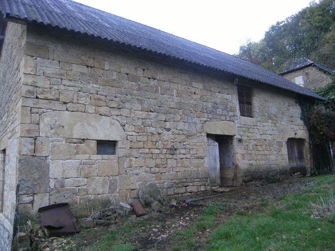 Vue générale de la façade sud de la grange-étable.