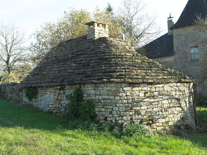 Vue de l'abside du four, maçonnée en blocage de moellons de calcaire équarris et couvert d'un toit en cul-de-four.