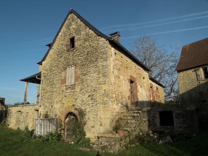 Vue générale du mur-pignon ouest ajourée d'une travée d'ouvertures.