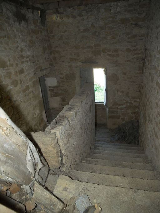 Tour d'escalier. Vue d'une volée droite de l'escalier en maçonnerie.