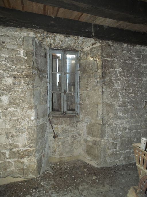 Vestiges d'une fenêtre à coussièges.