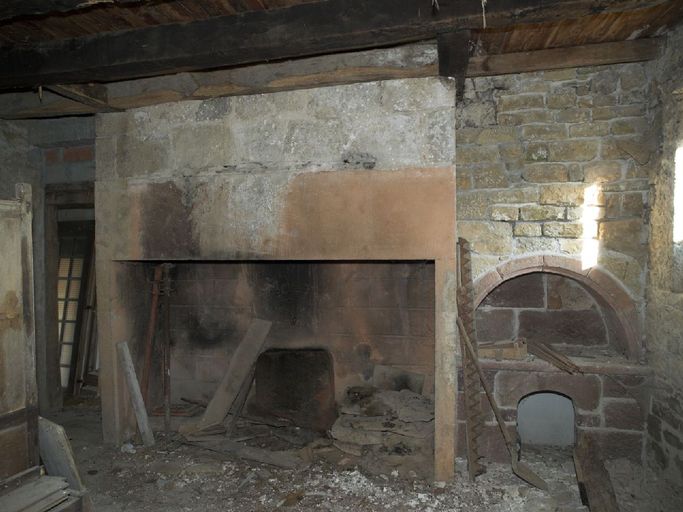 Logis. Pièce principale. Cheminée adossé à linteau monolithe en grès rouge (17e siècle) et niche cintrée logeant un potager.