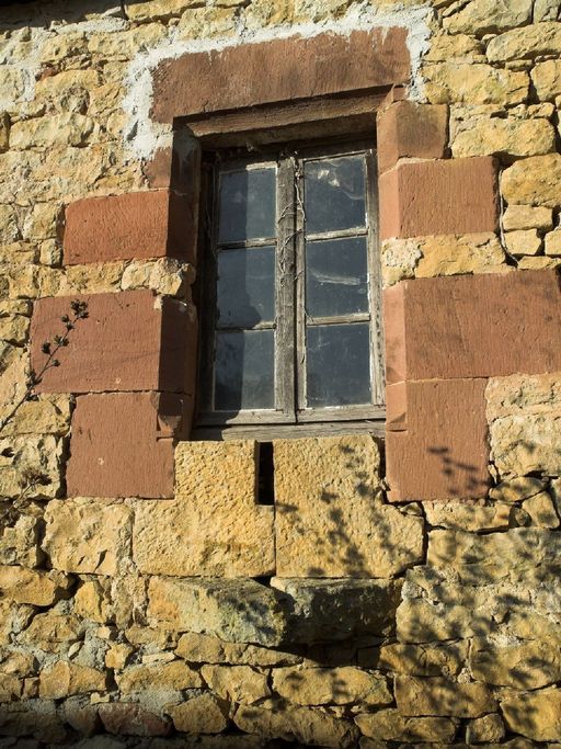 Logis. Façade latérale. Détail d'un baie en cavet surmontant une pierre d'évier en saillie.