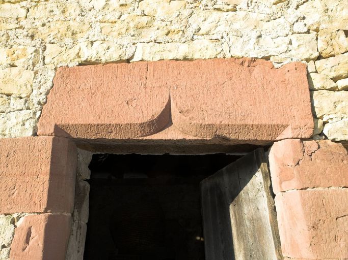 Logis. Extension est. Détail de l'arc en accolade ornant le linteau de la porte piétonne à chanfrein.