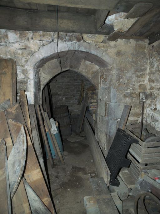 Porte en arc brisé permettant l'accès à l'étage de soubassement depuis la rue avant la recomposition de la façade.