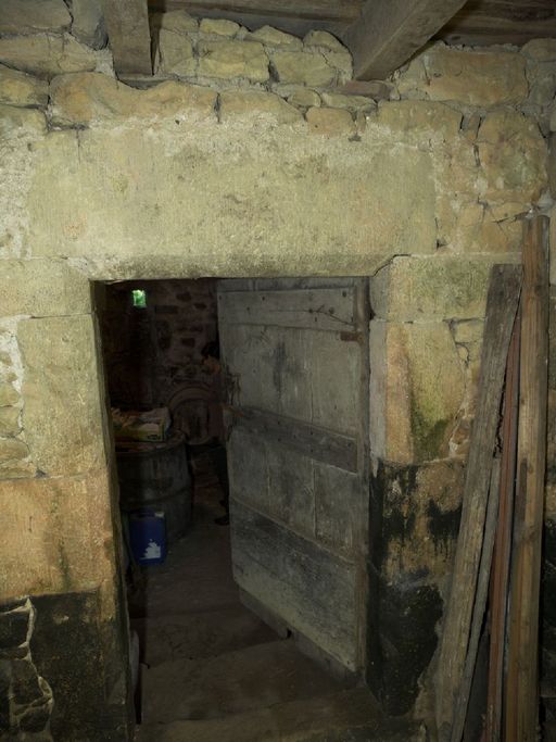 Porte chanfreinée permettant l'accès niveau de soubasssement.