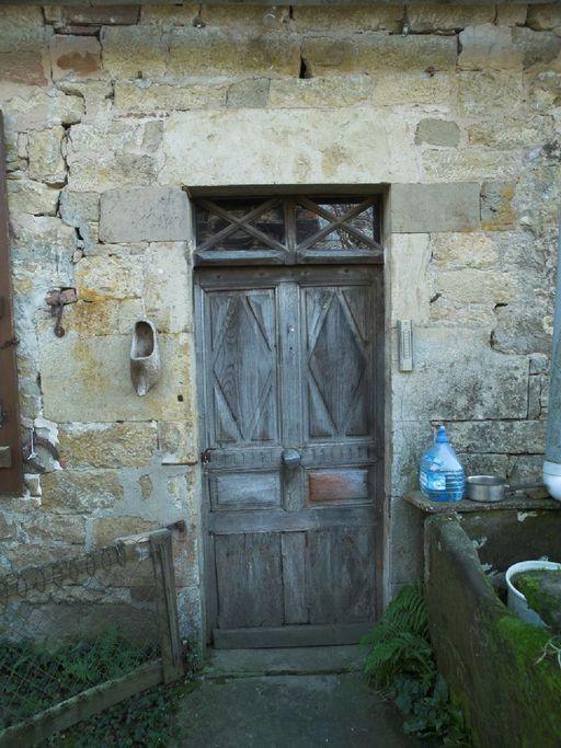 Elévation postérieure nord du logis. Porte piètonne percée à l'emplacement d'une ancienne baie.