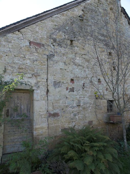 Mur-pignon est. Traces de reprises de maçonnerie correspondant à la recomposition de la façade.