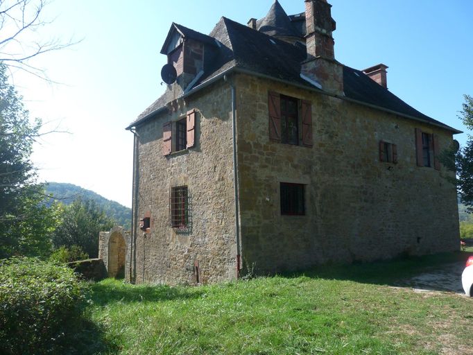 Vue générale de l'angle nord-est, prise depuis le jardin.
