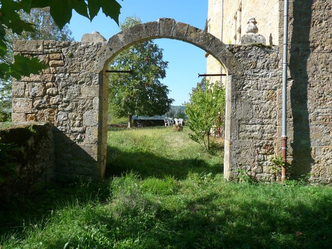 Vestige du mur de clôture et du portail d'origine.