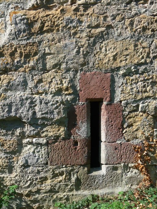 Mur de croupe est. Jour de cave chanfreiné.