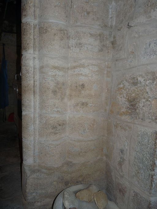 Cheminée en arc segmentaire. Détail d'un piédroit mouluré d'une triple colonnette engagée.