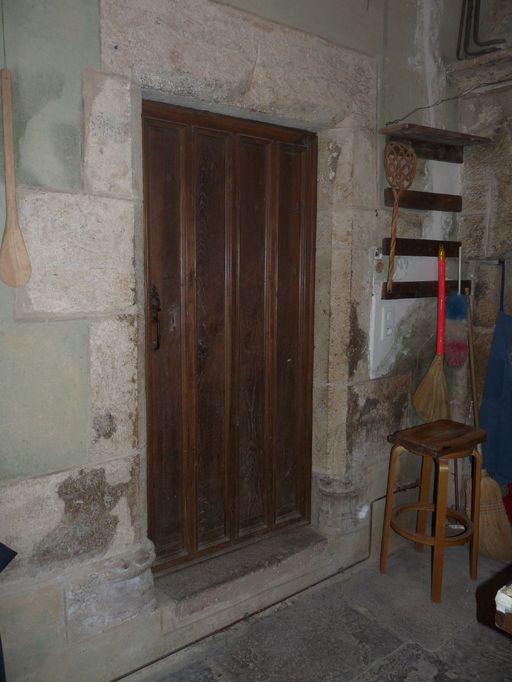 Porte à piédroits chanfreinés se terminant par des congés moulurés et surmontée d'un linteau en arc en accolade (15e siècle).