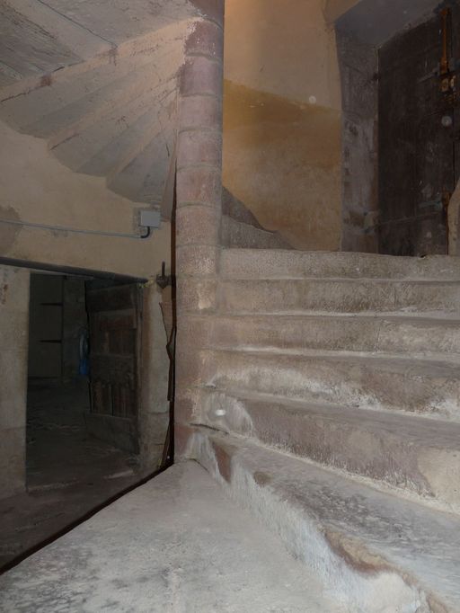 Départ de l'escalier en vis tournant à gauche, en maçonnerie, logé dans la tour demi-hors-oeuvre.