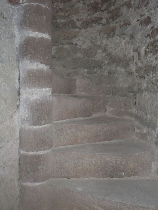 Petit escalier en vis secondaire donnant accès à la tourelle.