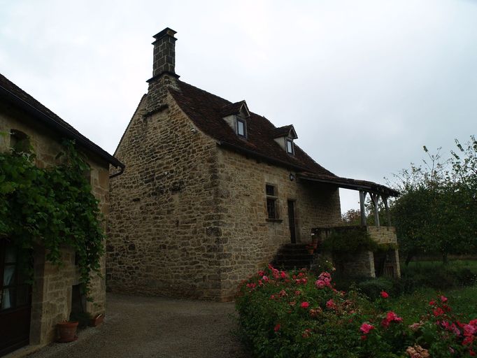 Vue générale du logis en rez-de-chaussée surélevé.