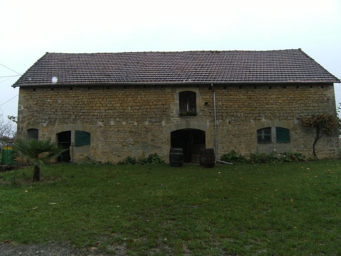Grange-étable portant la date 1909.