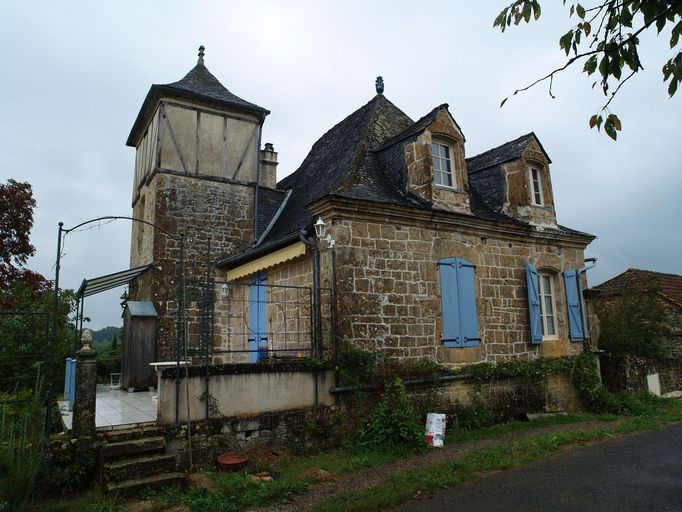 Vue générale du mur de croupe ouest ajouré de deux travées d'ouvertures en arc surbaissé et de la tour hors-oeuvre.