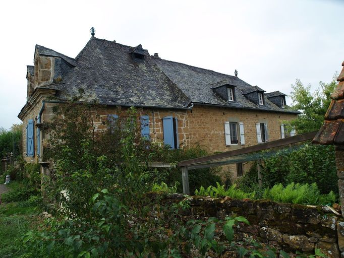 Vue de l'élévation postérieure du logis. Baies en arc surbaissé (18e siècle) et fenêtres droites à feuillures (fin 19e siècle).
