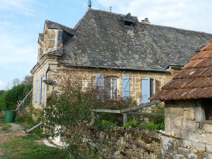 Logis d'origine de plan carré remanié et agrandi au 18e siècle.