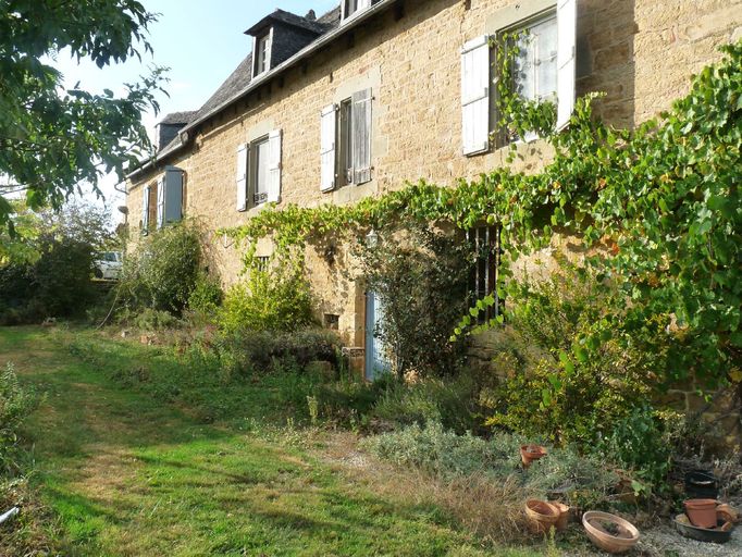 Vue de l'élévation postérieure sur jardin en partie reconstruite au 19e siècle.