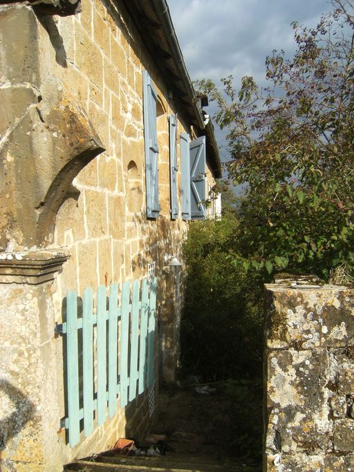 Départ de l'extrados d'un arc segmentaire de l'ancien portail.