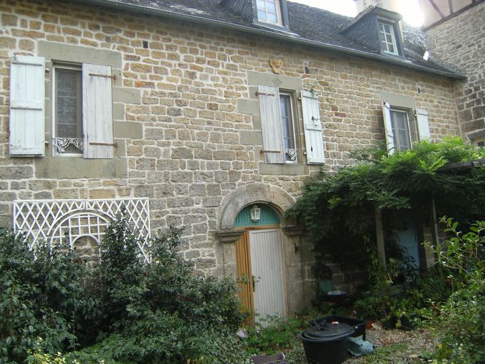 Vue générale de la façade principale nord percée de fenêtres droites à feuillures et d'une porte en arc segmentaire.