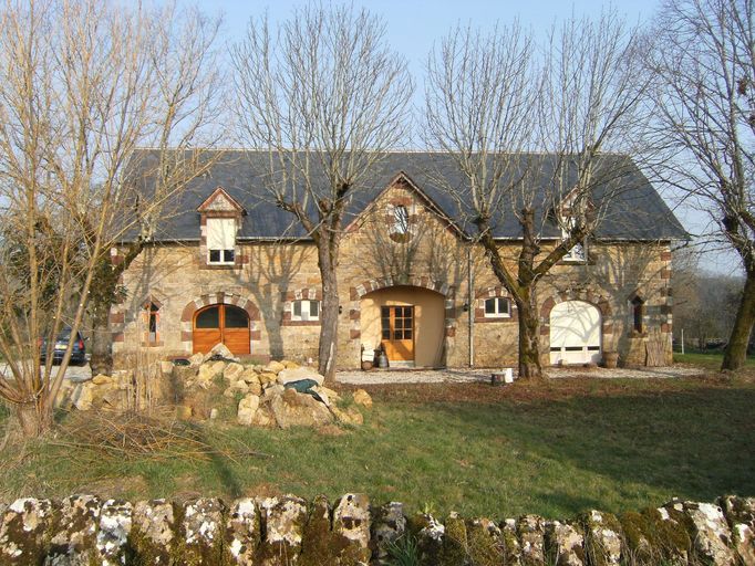 Vue générale de la façade principale ouest de l'ancienne grange-étable.