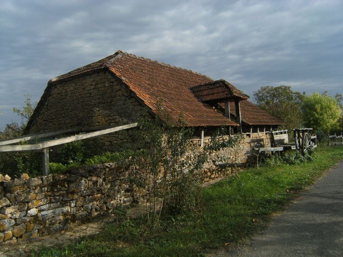 Vue générale du séchoir à noix implanté le long de la route.