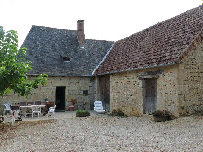 Vue générale des façades principales est du logis et de la grange-étable.