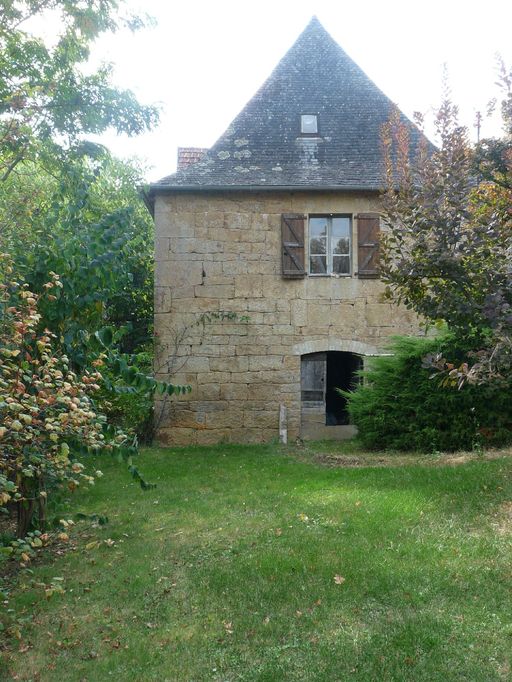 Mur de croupe est, ajouré d'une porte de cave et d'une fenêtre droite.