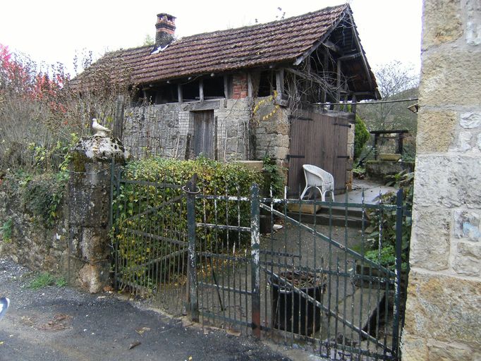 Vue générale du fournil prise depuis la route.