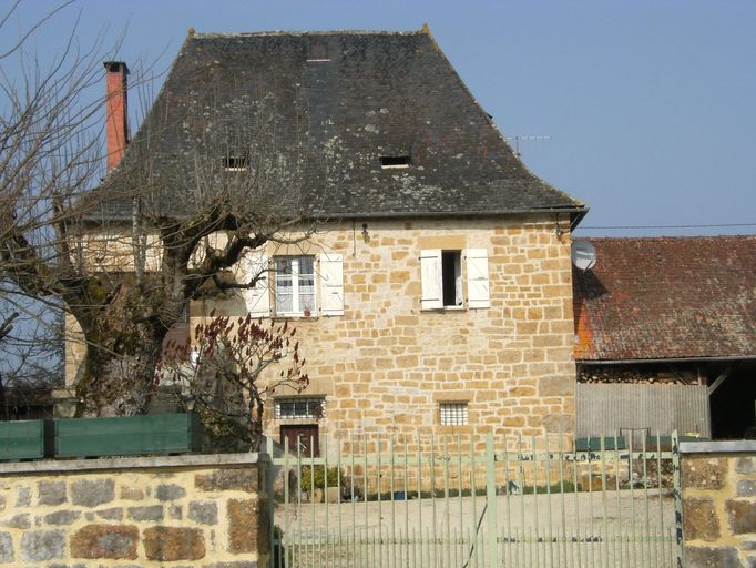 Vue générale du mur de croupe est du logis.