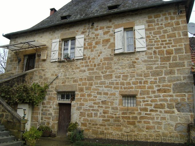Mur de croupe est sur lequel sont conservées des baies chanfreinées.