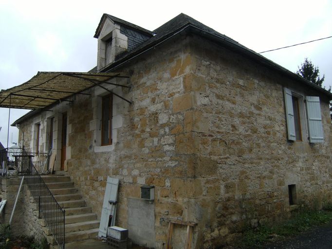 Vue générale du logis en rez-de-chaussée surélevé.