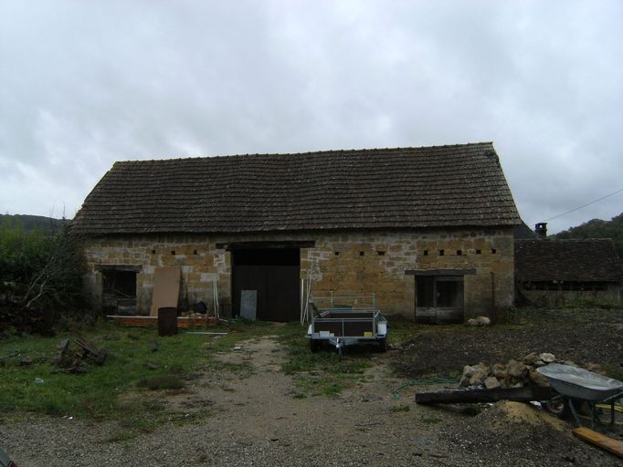 Vue générale de la grange-étable.