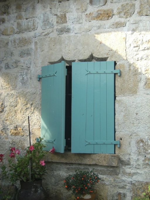 Façade principale sud. Baie à linteau à double arc en accolade, en remploi.