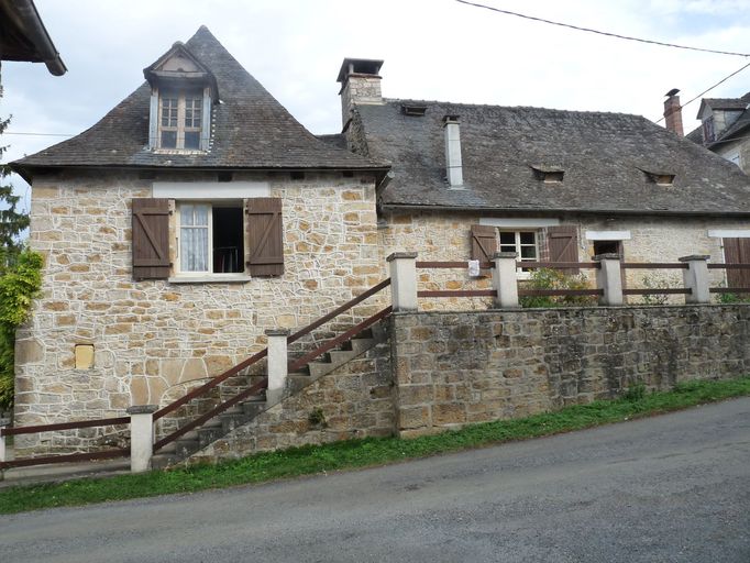 Vue générale de la façade principale sud-ouest du logis. Sur le mur de croupe en façade de l'extension subsiste une porte, en arc déprimée, murée (18e siècle).