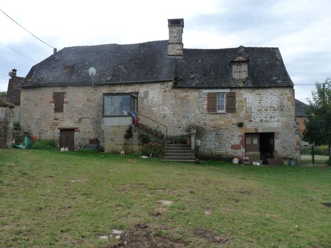 Vue générale de la façade principale nord-est, prise depuis la cour.