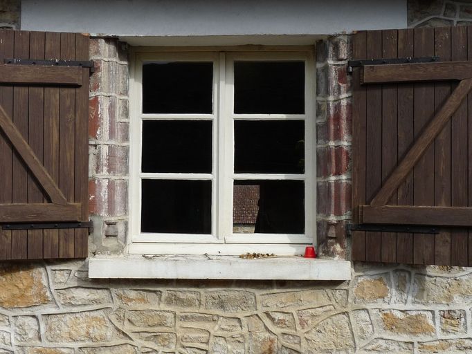 Elévation postérieure sud sur rue. Détail d'une baie droite à piédroits moulrés d'un double cavet, en remploi.