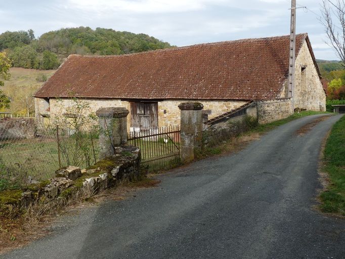 Vue générale de la grange-étable, prise depuis la route.