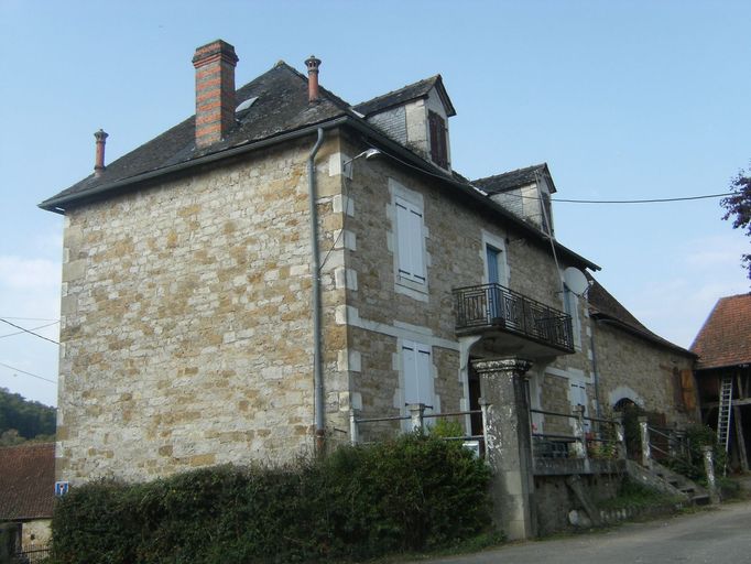 Vue générale de la façade principale du logis.