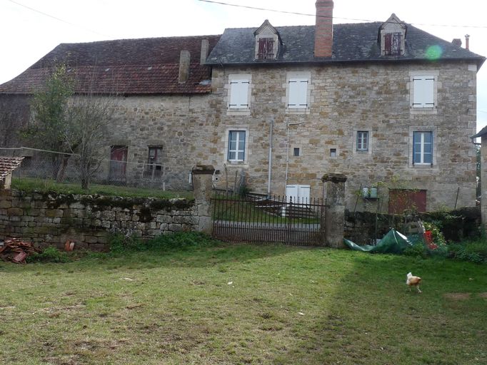Vue de la façade postérieure sur rue.
