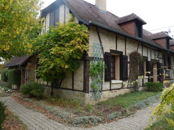La Martinie. Ancienne ferme en bloc à terre transformée en maison. ; Ancienne grange-étable transformée en pièces d'habitation.