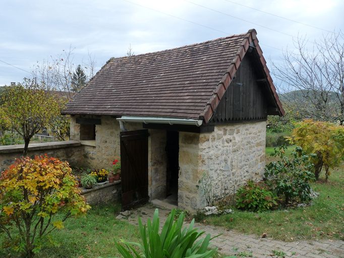 Ancienne porcherie convertie en abri de jardin.