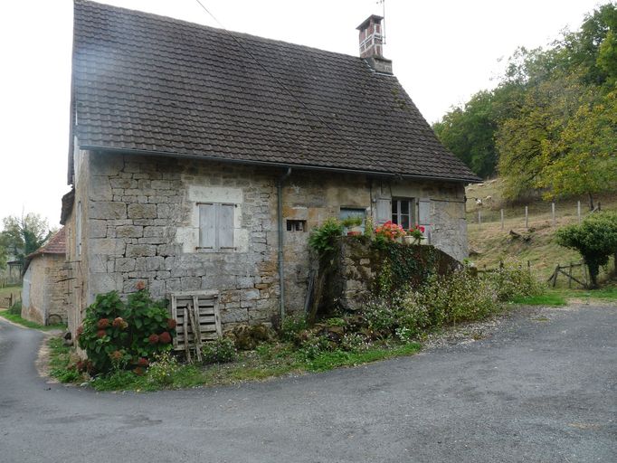 Vue générale de la façade principale nord du logis, prise depuis la voie publique.