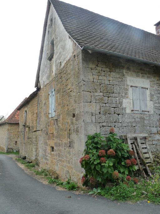 Vue du mur-pignon est du logis d'origine percé, au niveau supérieur du mur-pignon, d'une baie à appui saillant mouluré.