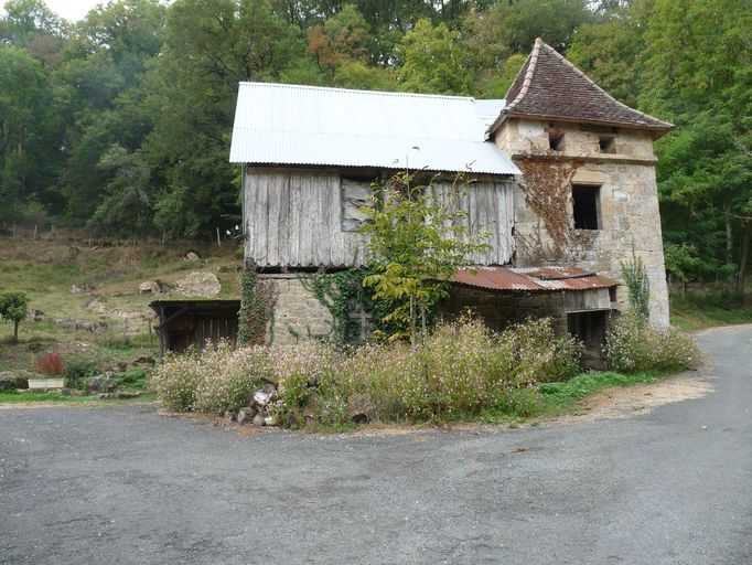 Vue générale du séchoir et du pigeonnier-tour, prise depuis la voie publique.