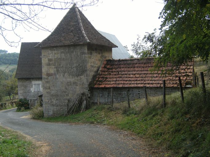 Vue de la la façade postérieure nord-est de la porcherie adossée au pigeonnier-tour, prise depuis la voie publique.