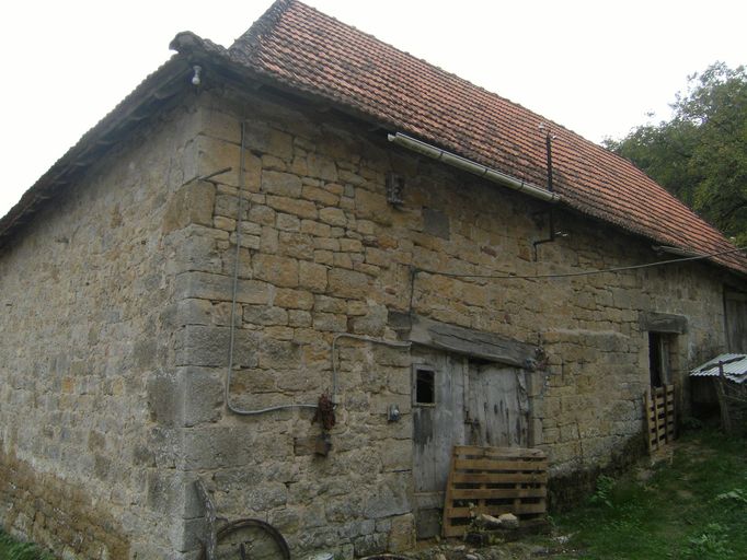 Vue générale de la grange-étable.